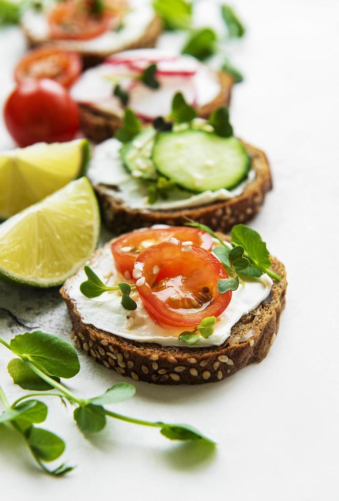 sanduíches com vegetais saudáveis e micro verdes foto