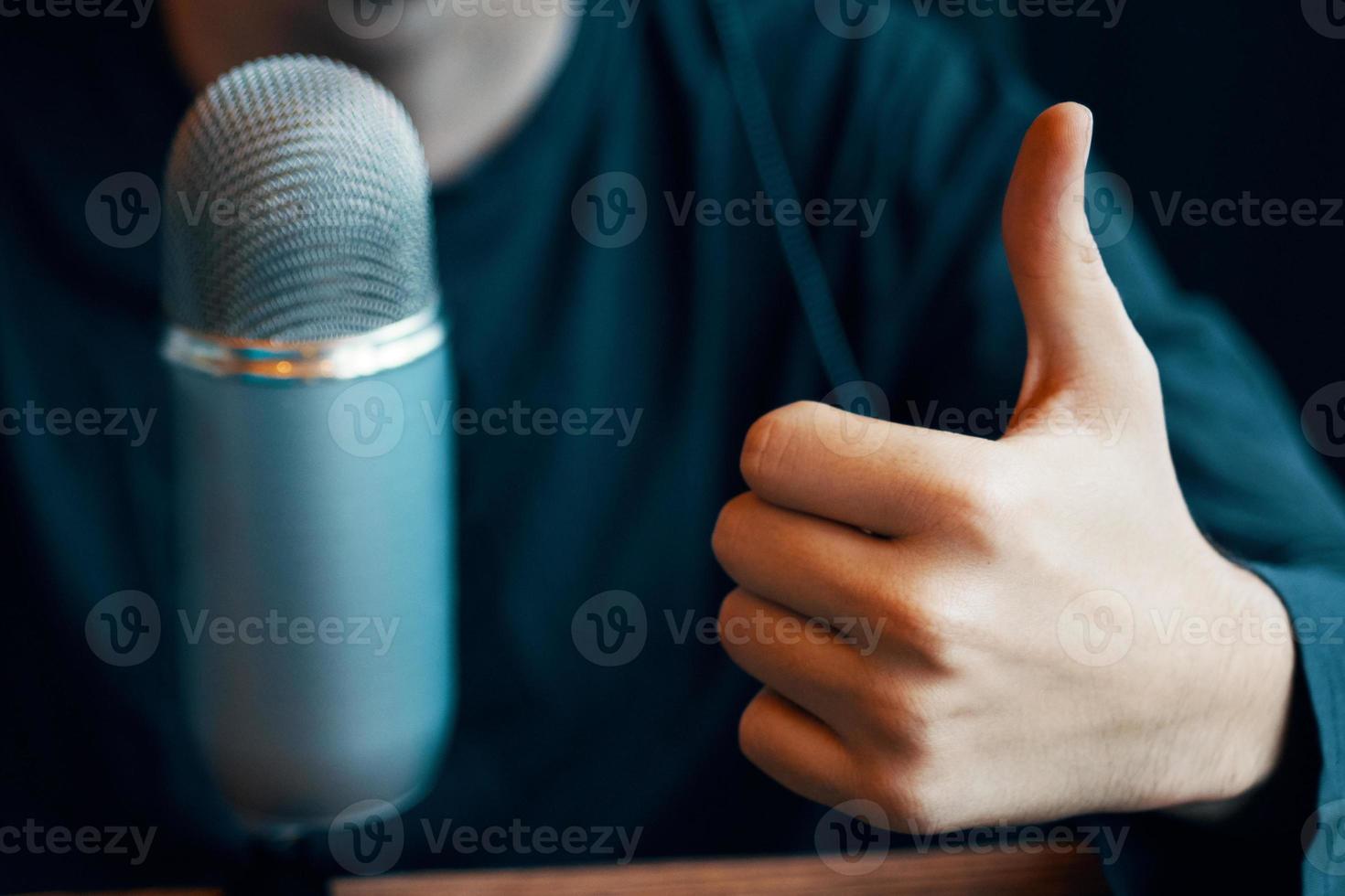 microfone de estúdio de podcast e polegar para cima foto