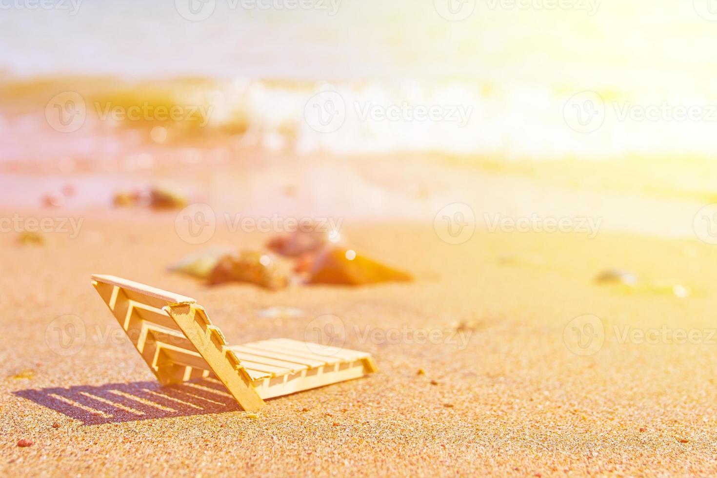 espreguiçadeira de madeira em praia de areia tropical foto