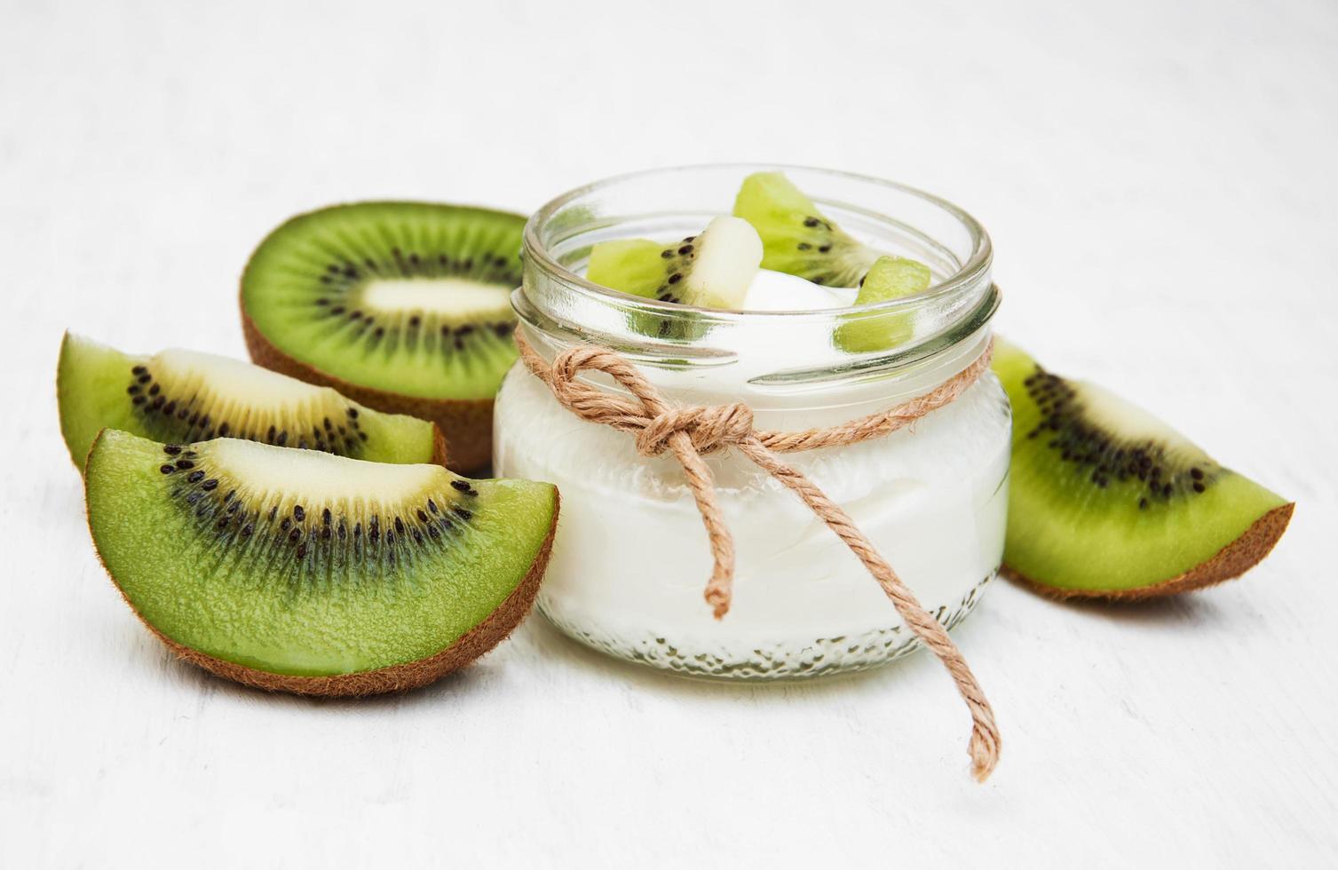 iogurte de kiwi na mesa foto