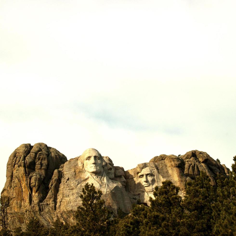 sol brilhando em mt rushmore foto