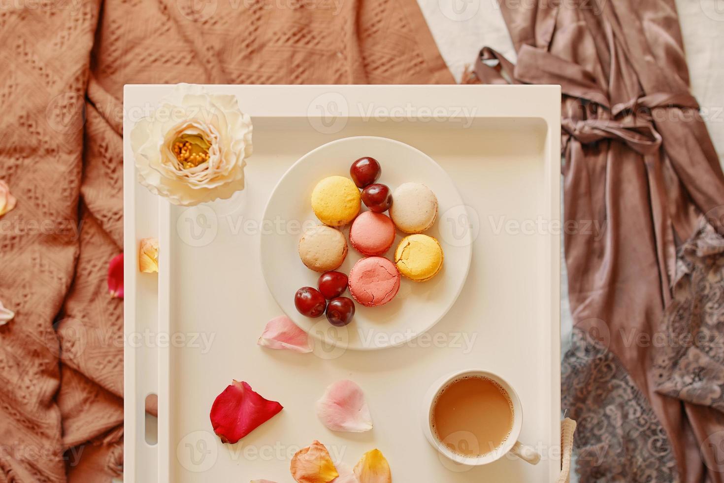 café da manhã romântico na cama com macaroons foto