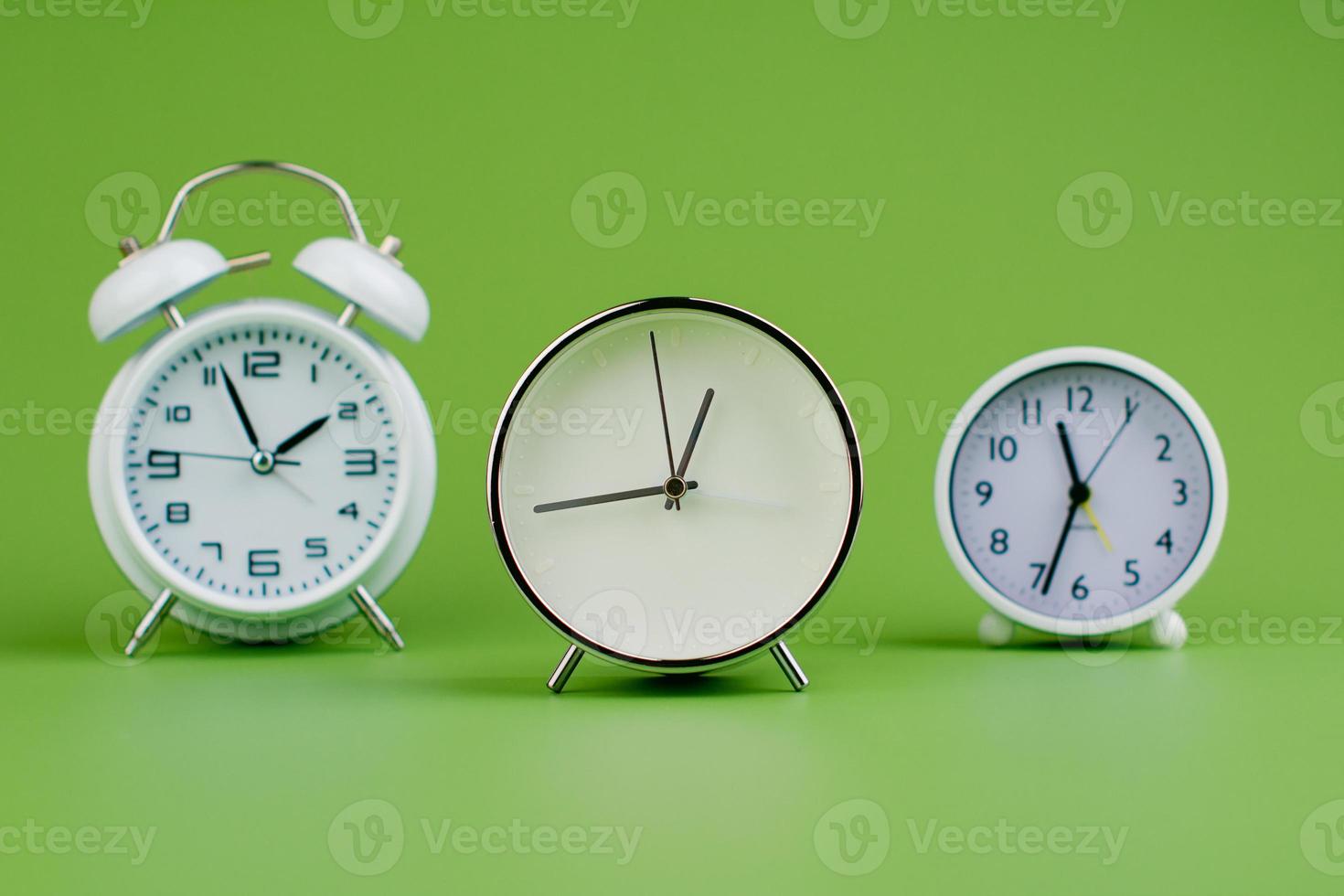 branco relógio em verde fundo conceito do Tempo Tempo é importante para trabalhos foto