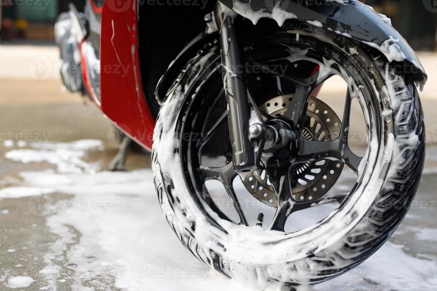 motocicleta lavar às a carro Cuidado fazer compras foto