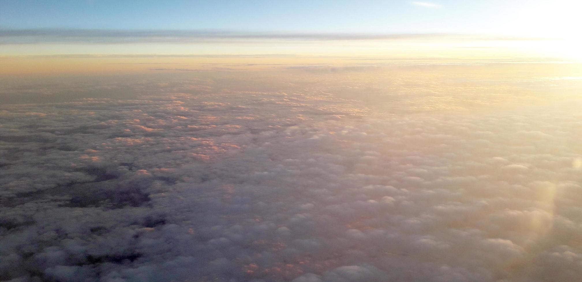 céu nublado da vista de um avião foto