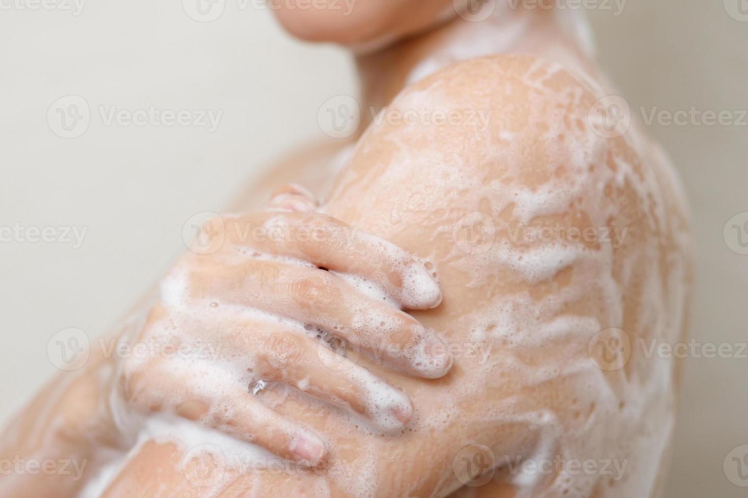 mulheres usar líquido Sabonete para chuveiro para Socorro eliminar bactérias. foto
