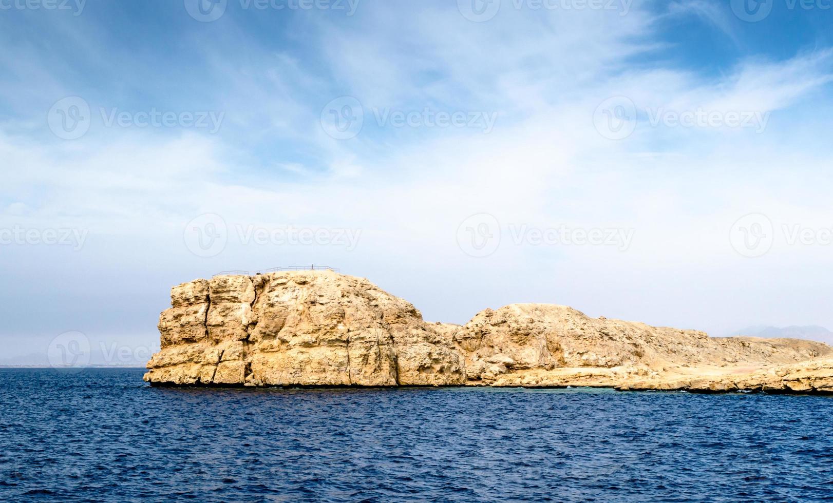 formações rochosas no mar foto