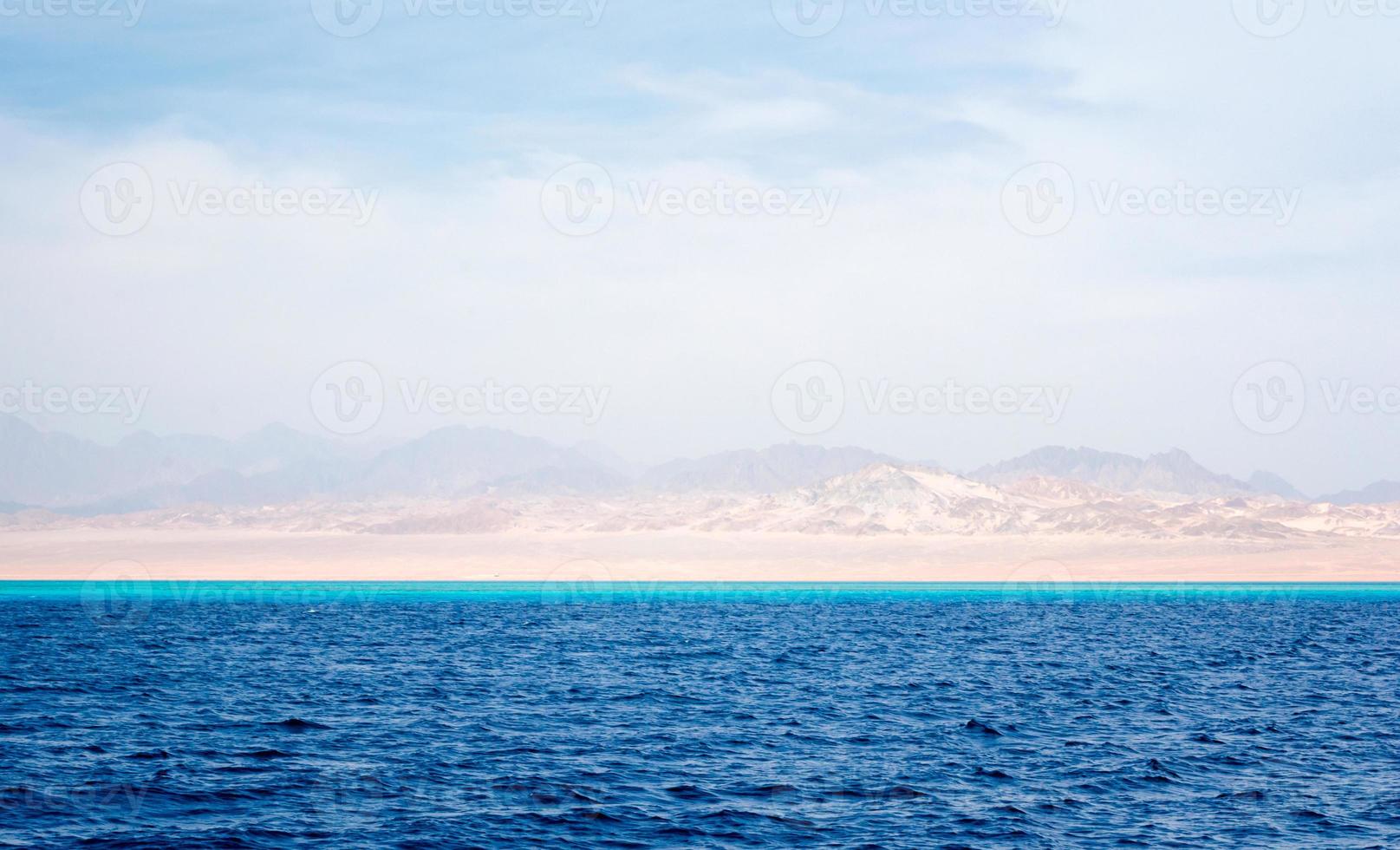 vista da costa nebulosa vista do oceano foto
