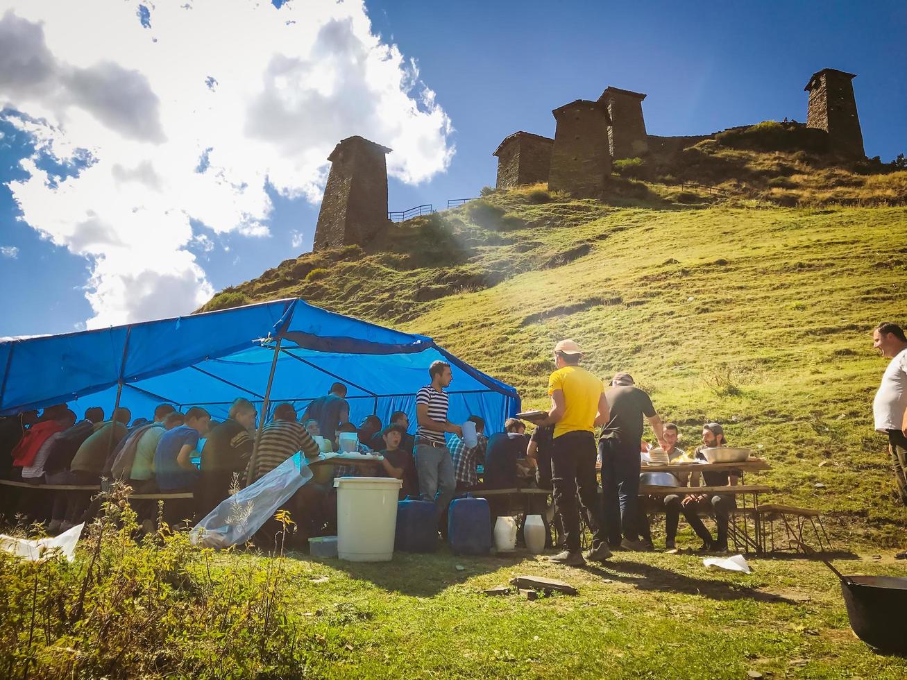 omalo superior, tusheti, georgia 2020- tushetoba - festival de tusheti tradicional onde os tushetianos se banqueteiam sob uma tenda na colina keselo. foto