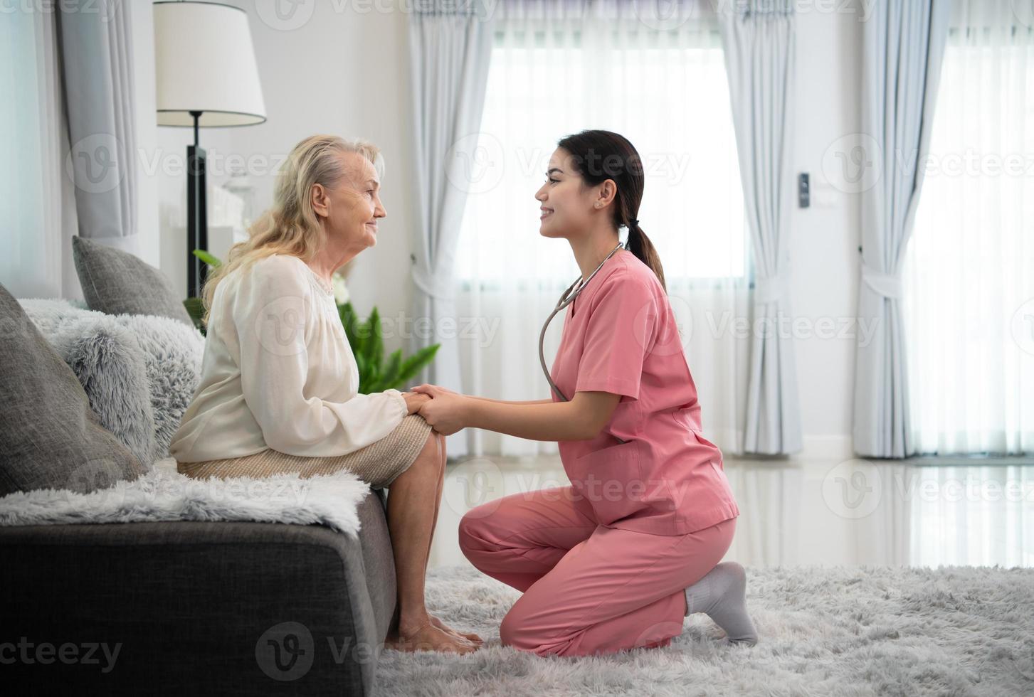 cuidador para a idosos mulher semanal check-ups às a pacientes residência. pronto para dar médico adendo e conversa sobre vários histórias, troca cada de outros Felizmente. foto