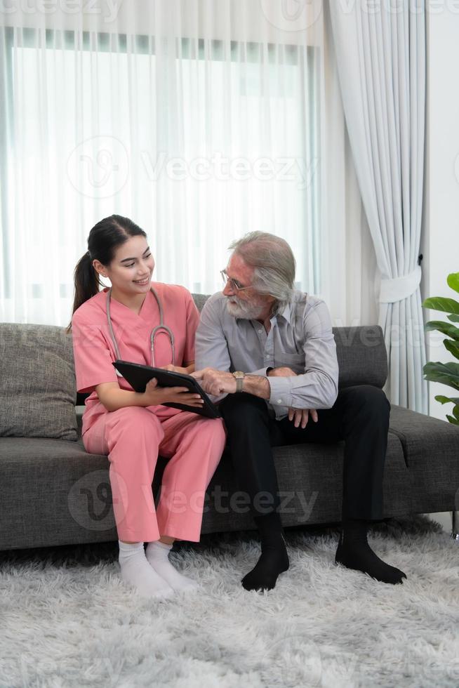 cuidador para a idosos homem semanal check-ups às a pacientes residência. pronto para dar médico adendo e conversa sobre vários histórias, troca cada de outros Felizmente. foto