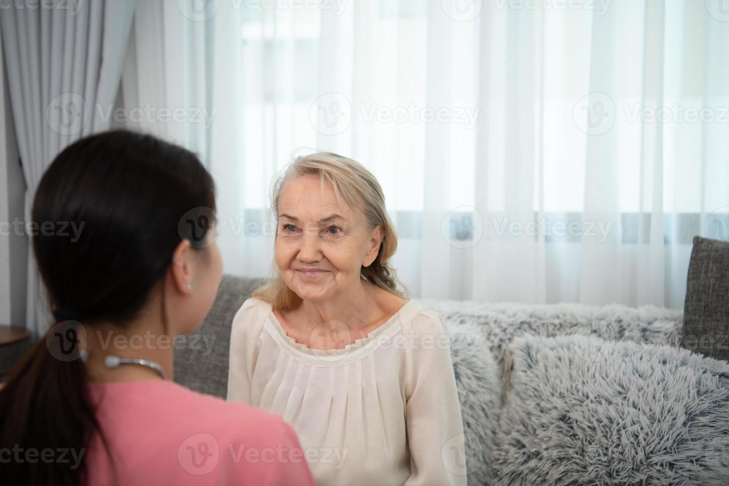 cuidador para a idosos mulher semanal check-ups às a pacientes residência. pronto para dar médico adendo e conversa sobre vários histórias, troca cada de outros Felizmente. foto