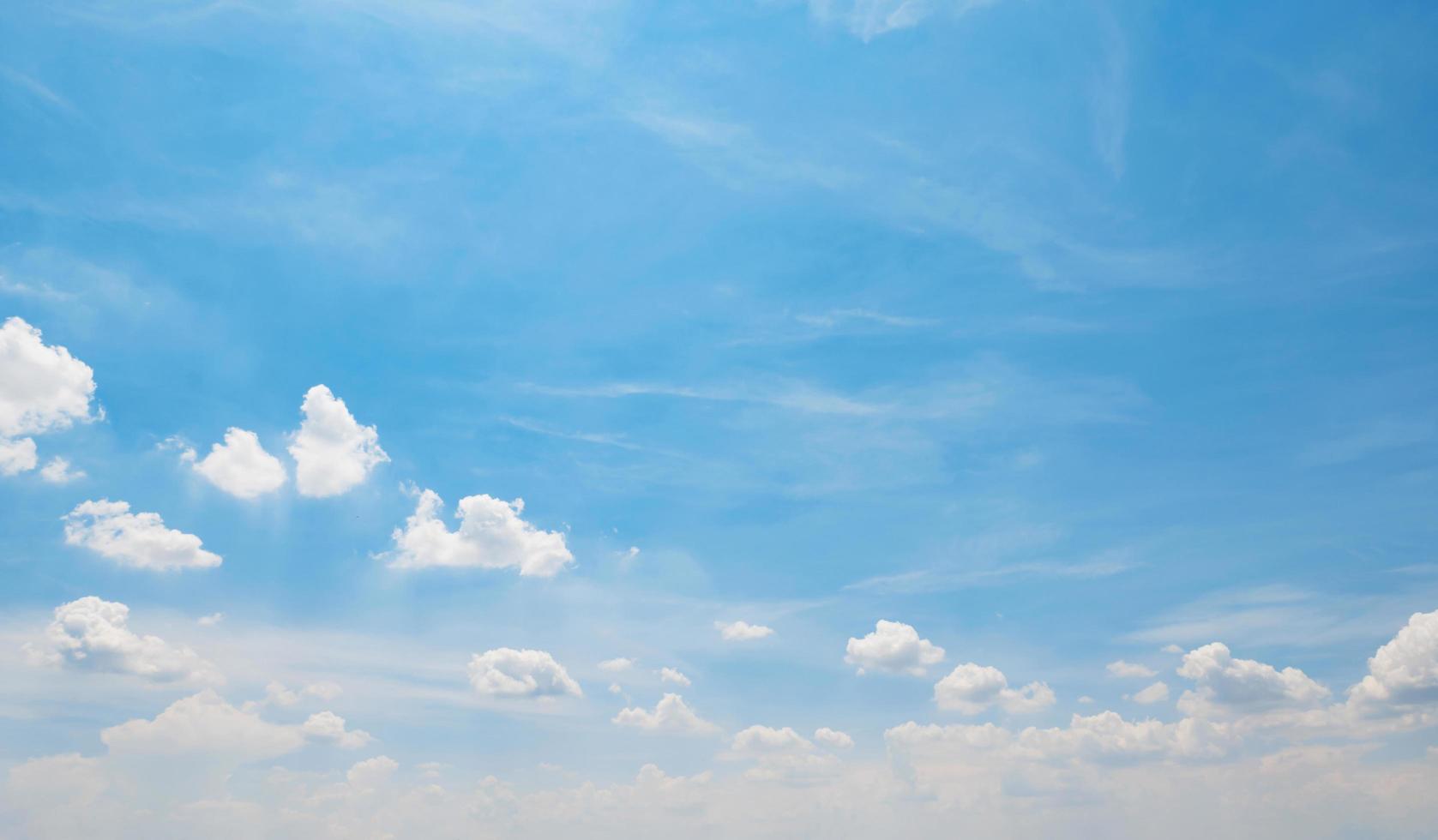 azul céu com branco fofo nuvem, panorama fundo foto