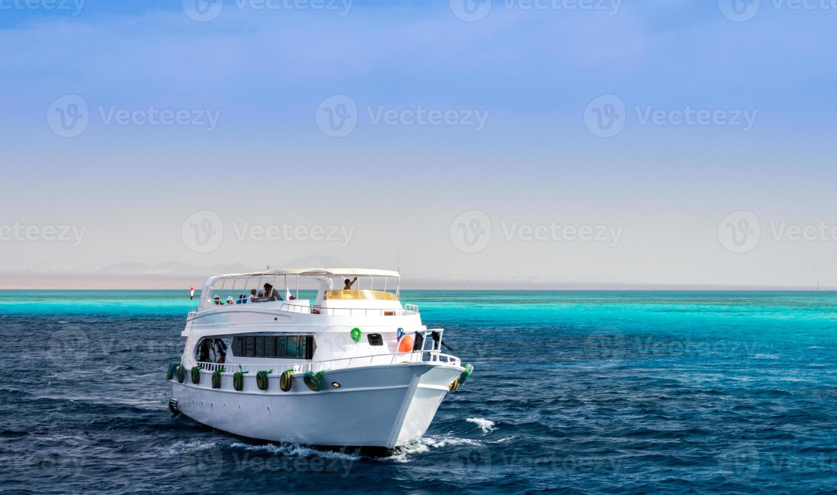 grande barco de recreio branco na água azul do mar vermelho sharm el sheikh egito foto