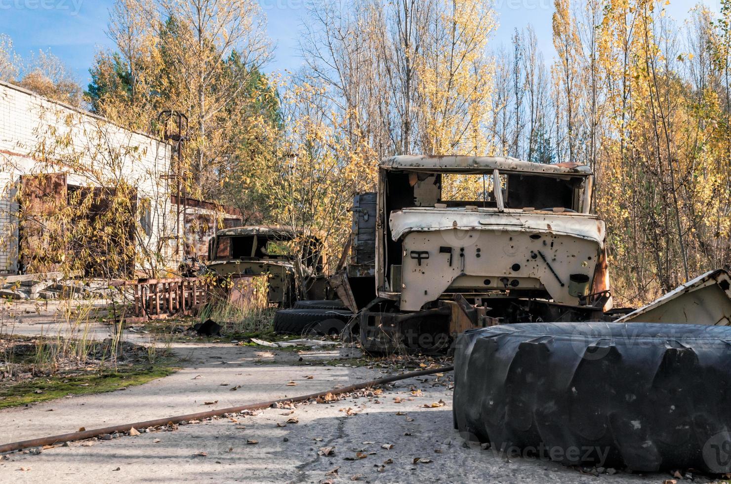 pripyat, ucrânia, 2021 - velho veículo destruído abandonado em chernobyl foto