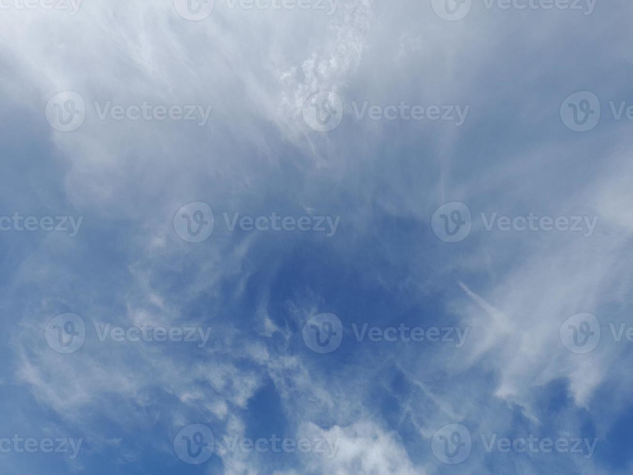 lindas nuvens brancas sobre fundo de céu azul profundo. grandes nuvens fofas e brilhantes cobrem todo o céu azul. foto