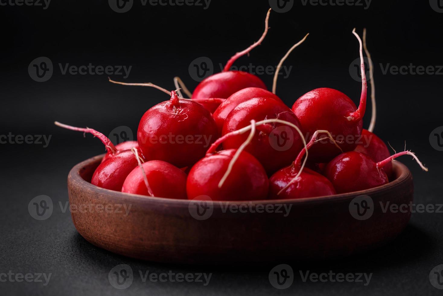 delicioso fresco cru vermelho rabanete para fazer saudável salada foto