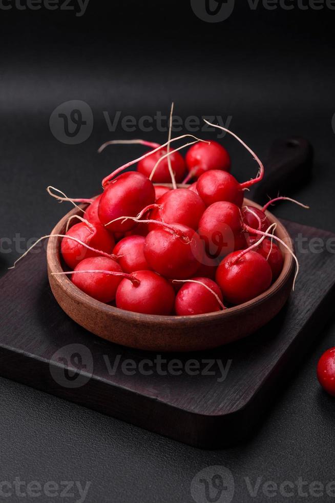 delicioso fresco cru vermelho rabanete para fazer saudável salada foto