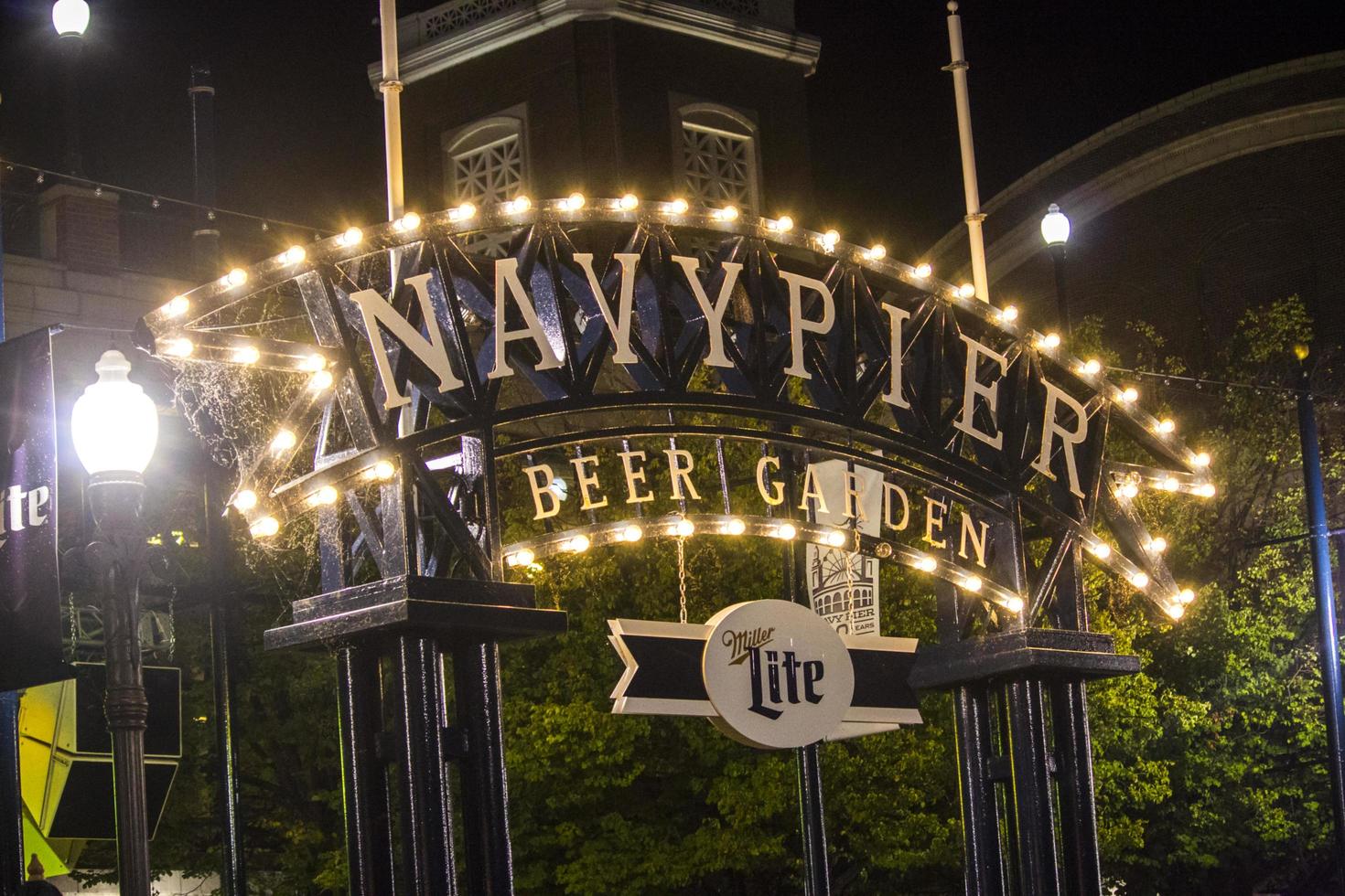 chicago, illinois 2016- chicago navy pier biergarten à noite foto