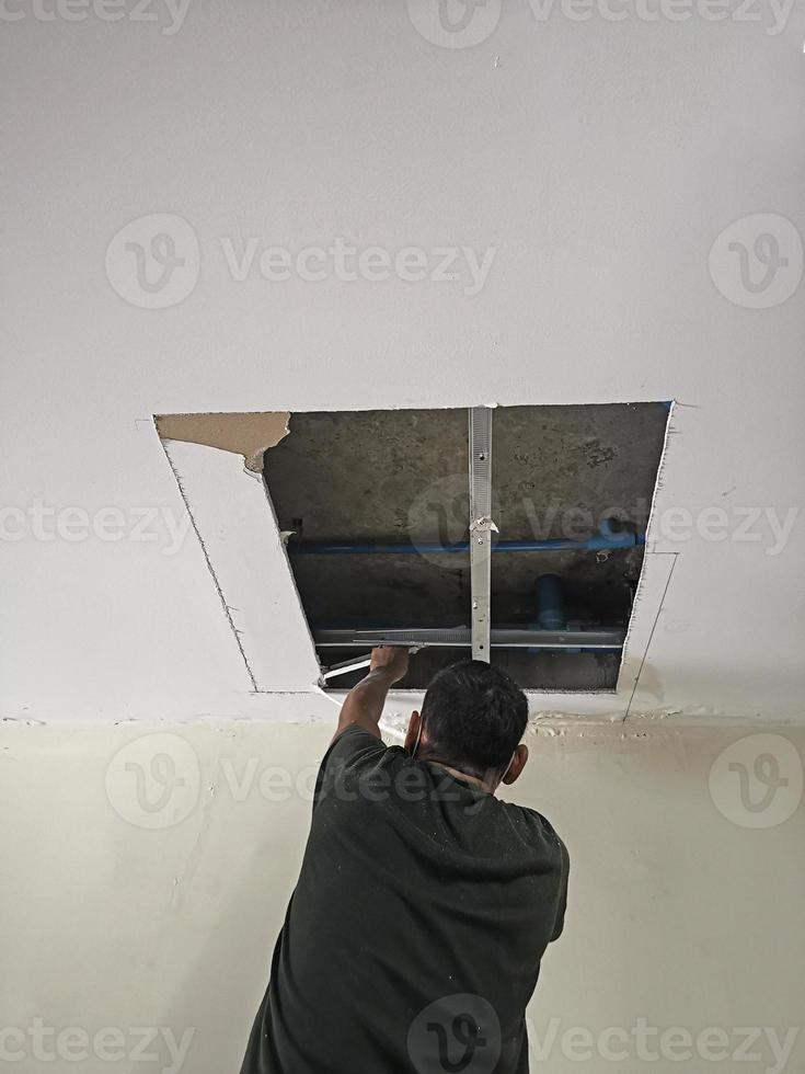 trabalhadores desmantelar a teto, aberto a teto foto