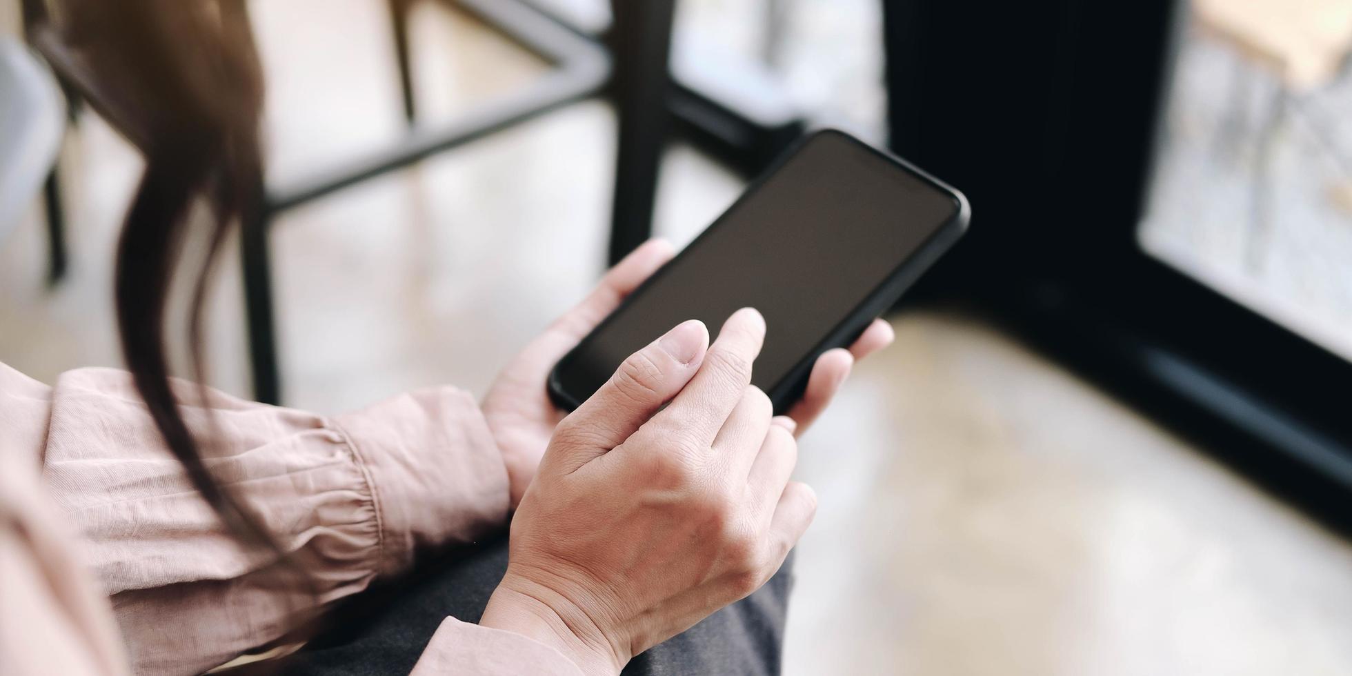 mulher usando tablet digital, celular com espaço de cópia em branco foto