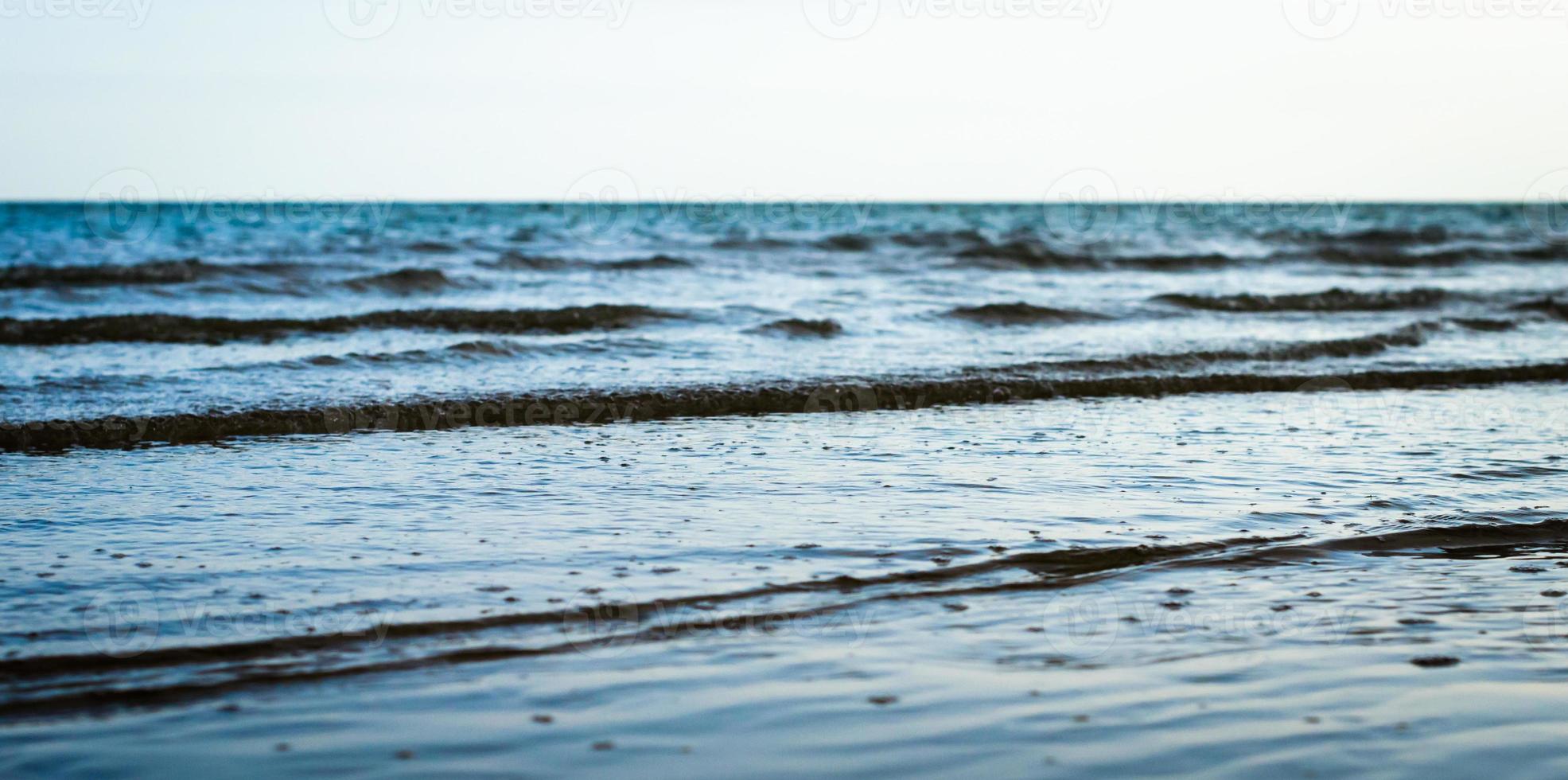 pequenas ondas no mar foto