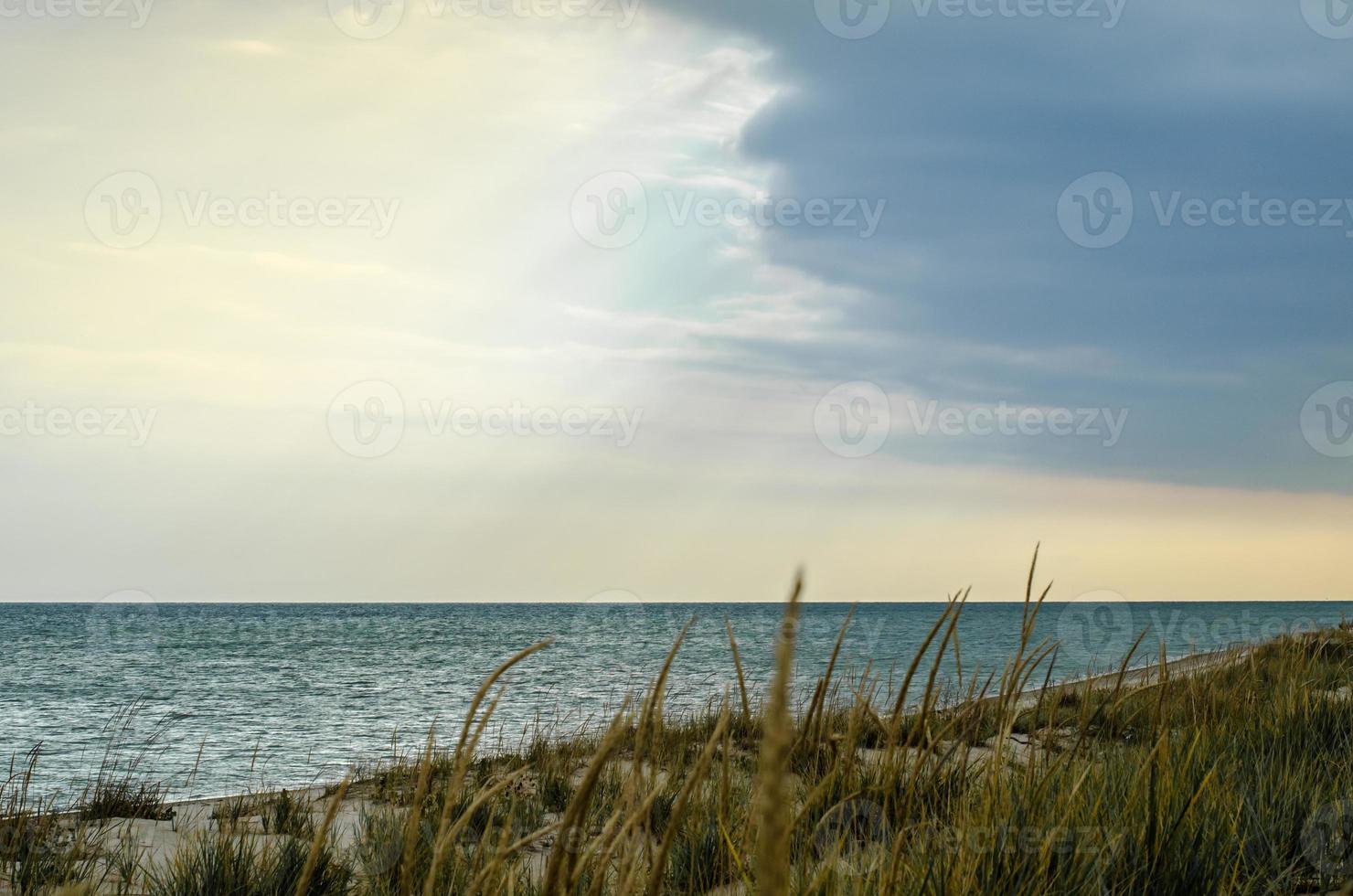 céu azul e nuvens sobre o oceano foto