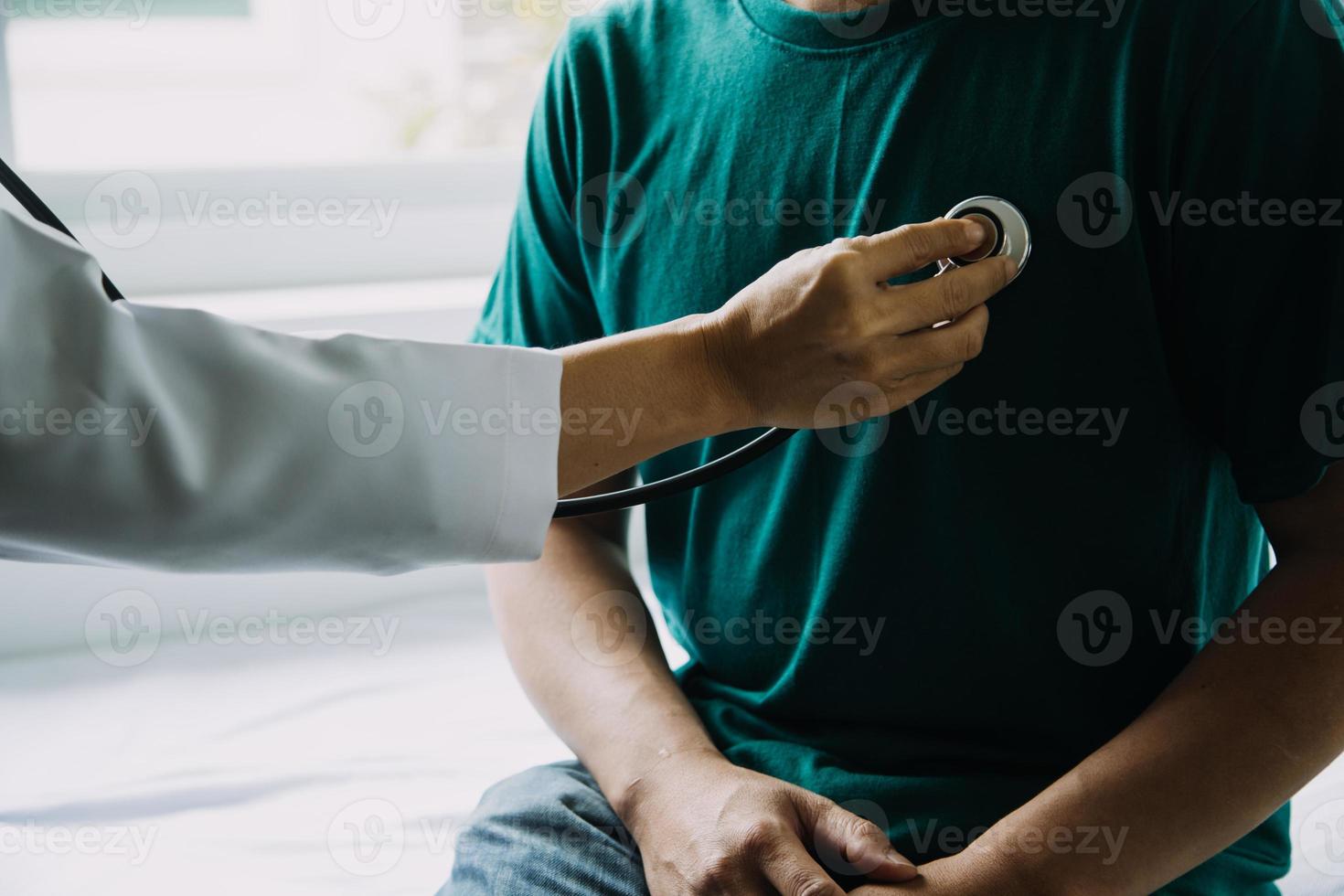 masculino paciente tendo consulta com médico ou psiquiatra quem trabalhando em diagnóstico exame em masculino saúde doença ou mental doença dentro médico clínica ou hospital mental saúde serviço Centro foto