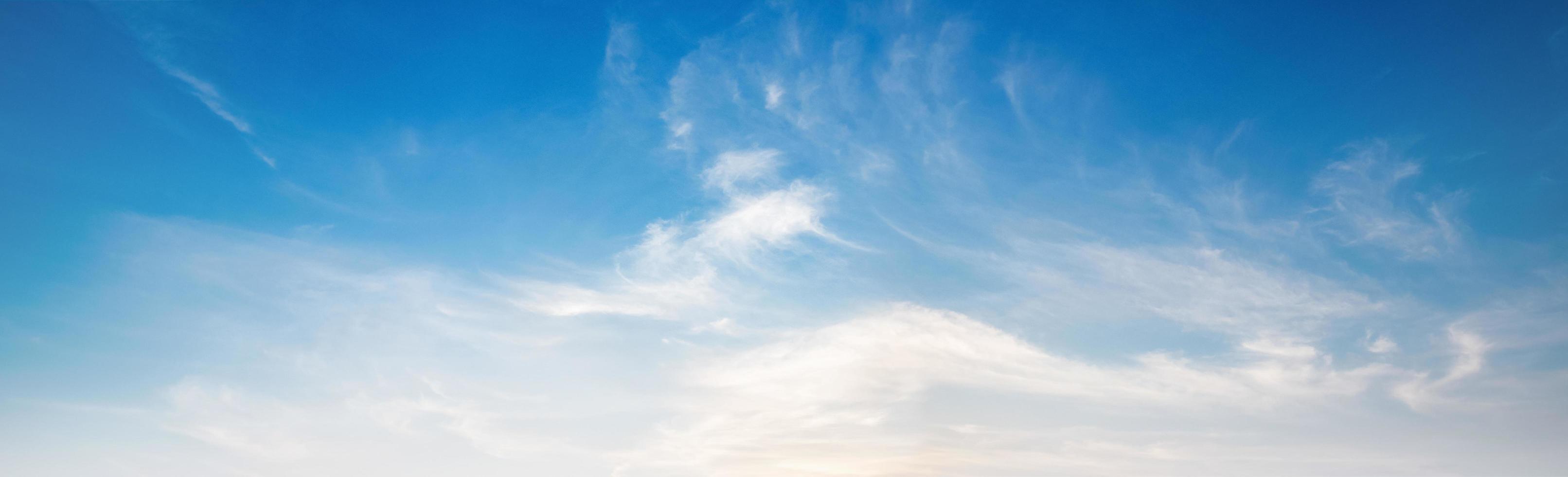 panorama azul céu com branco nuvem foto