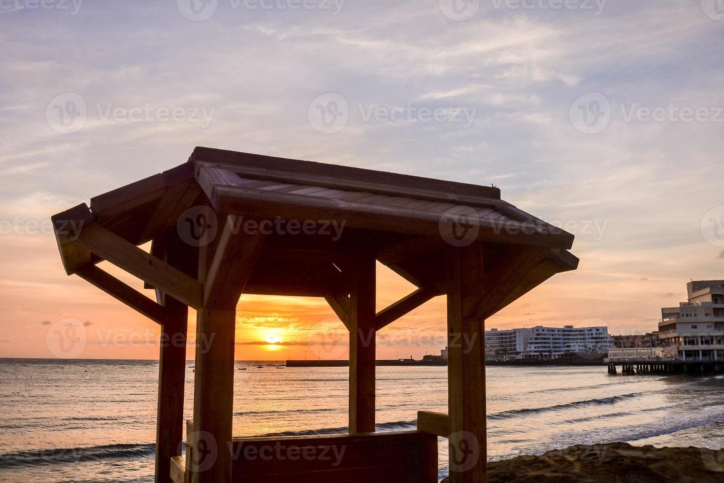 pôr do sol sobre o mar foto