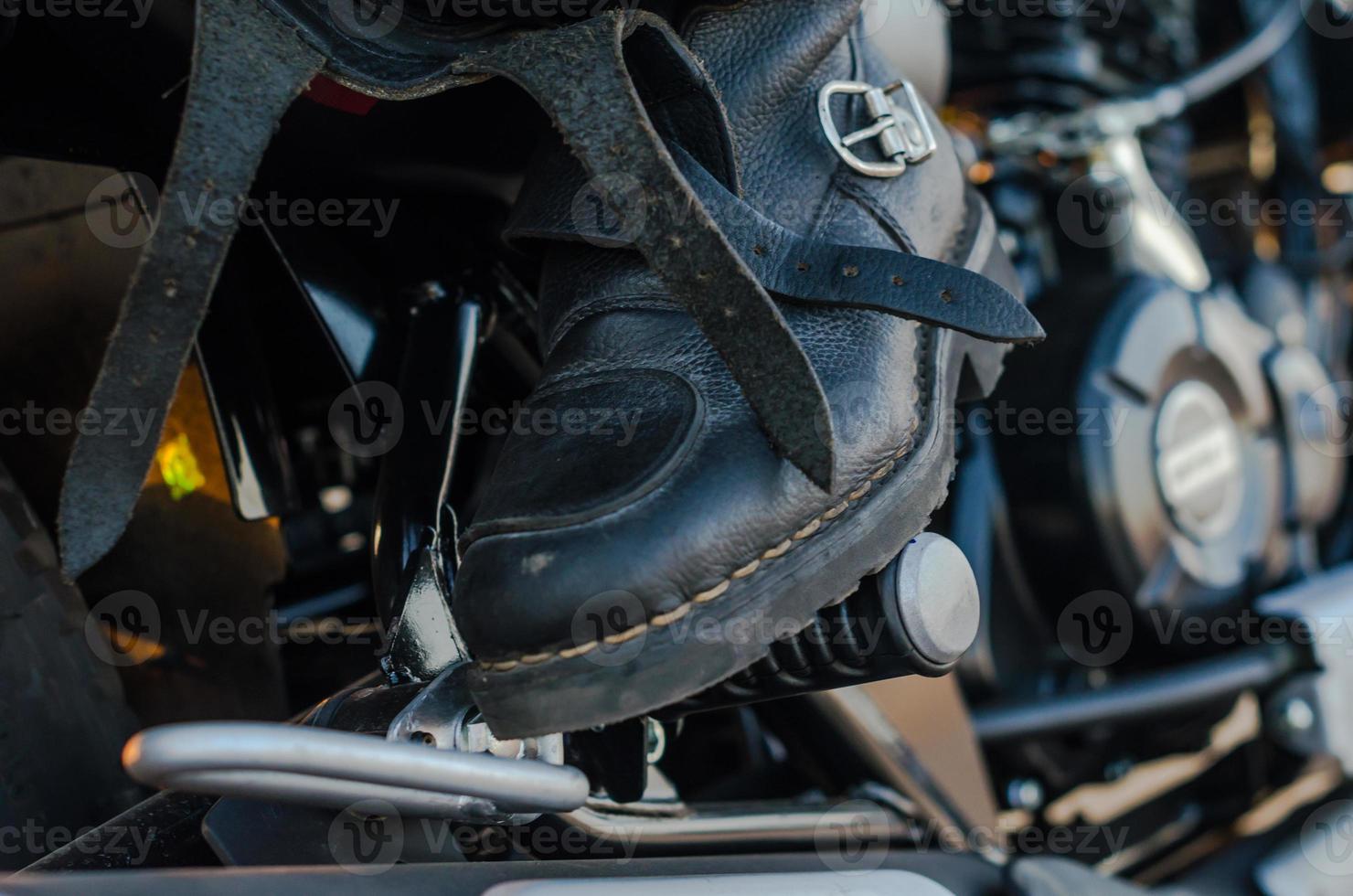 close-up de uma bota em uma motocicleta foto