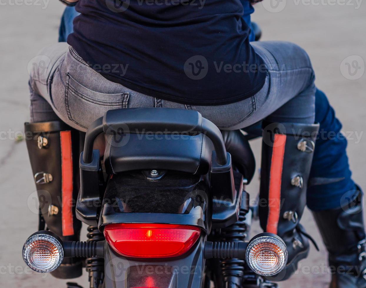 close-up de duas pessoas em uma motocicleta foto