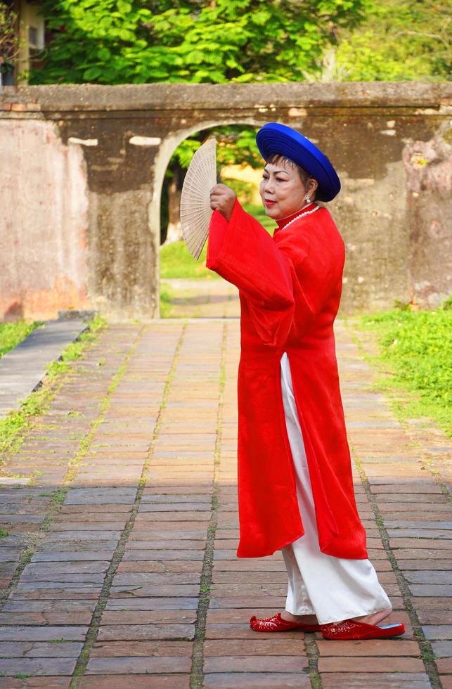 matiz, Vietnã, 2023 - meia idade vietnamita mulher às a imperial cidadela dentro matiz, Vietnã foto