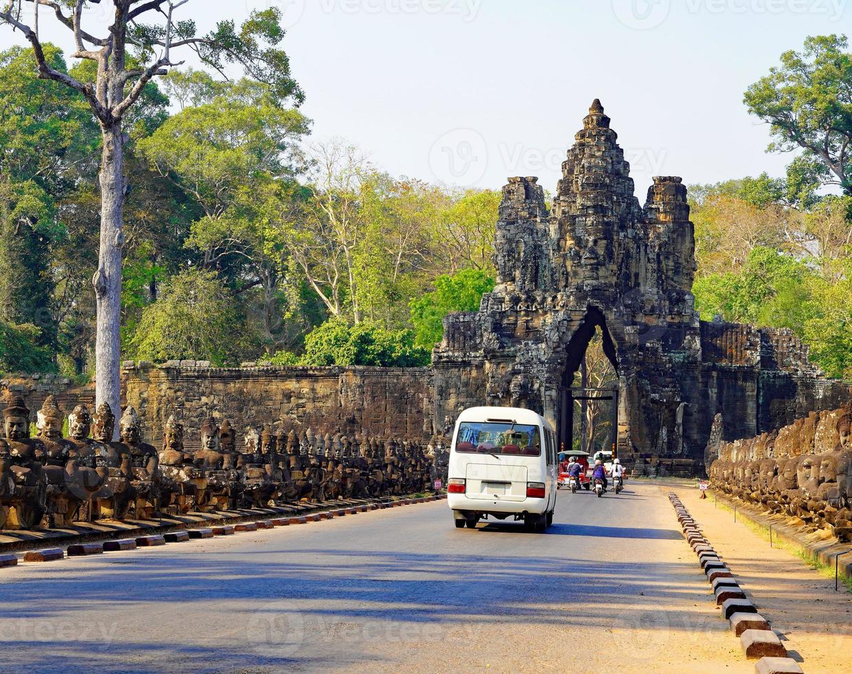 Entrada para Angkor thom dentro Camboja foto