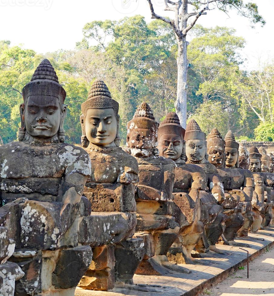 estátuas do a Deuses às Angkor thom dentro Camboja foto