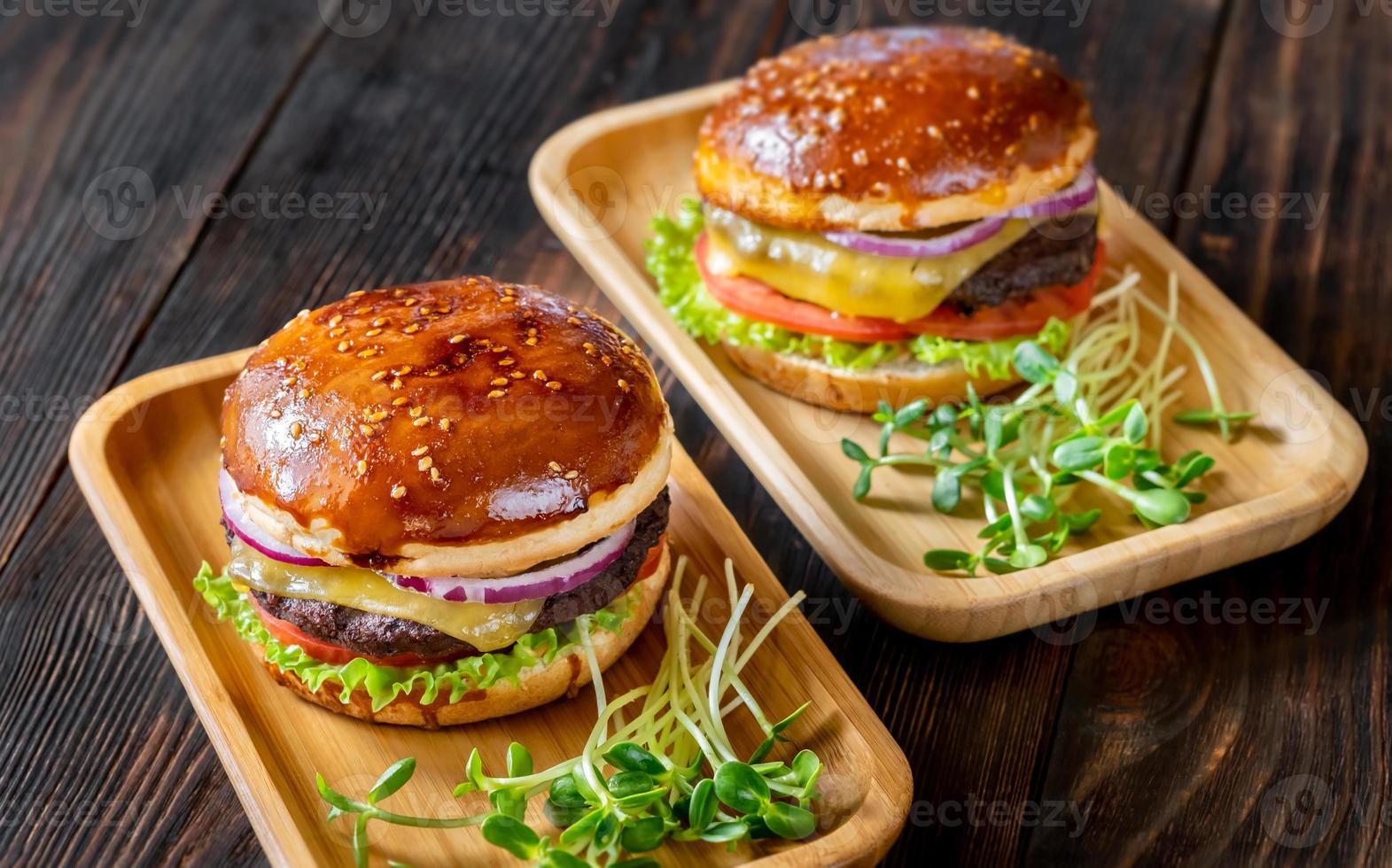 hambúrgueres em a de madeira pratos foto