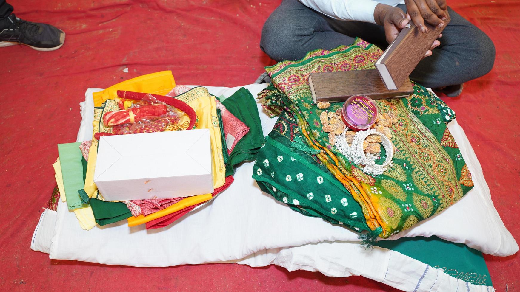 indiano nupcial conjunto jóias e roupas conjunto tradicional vestir dahej foto