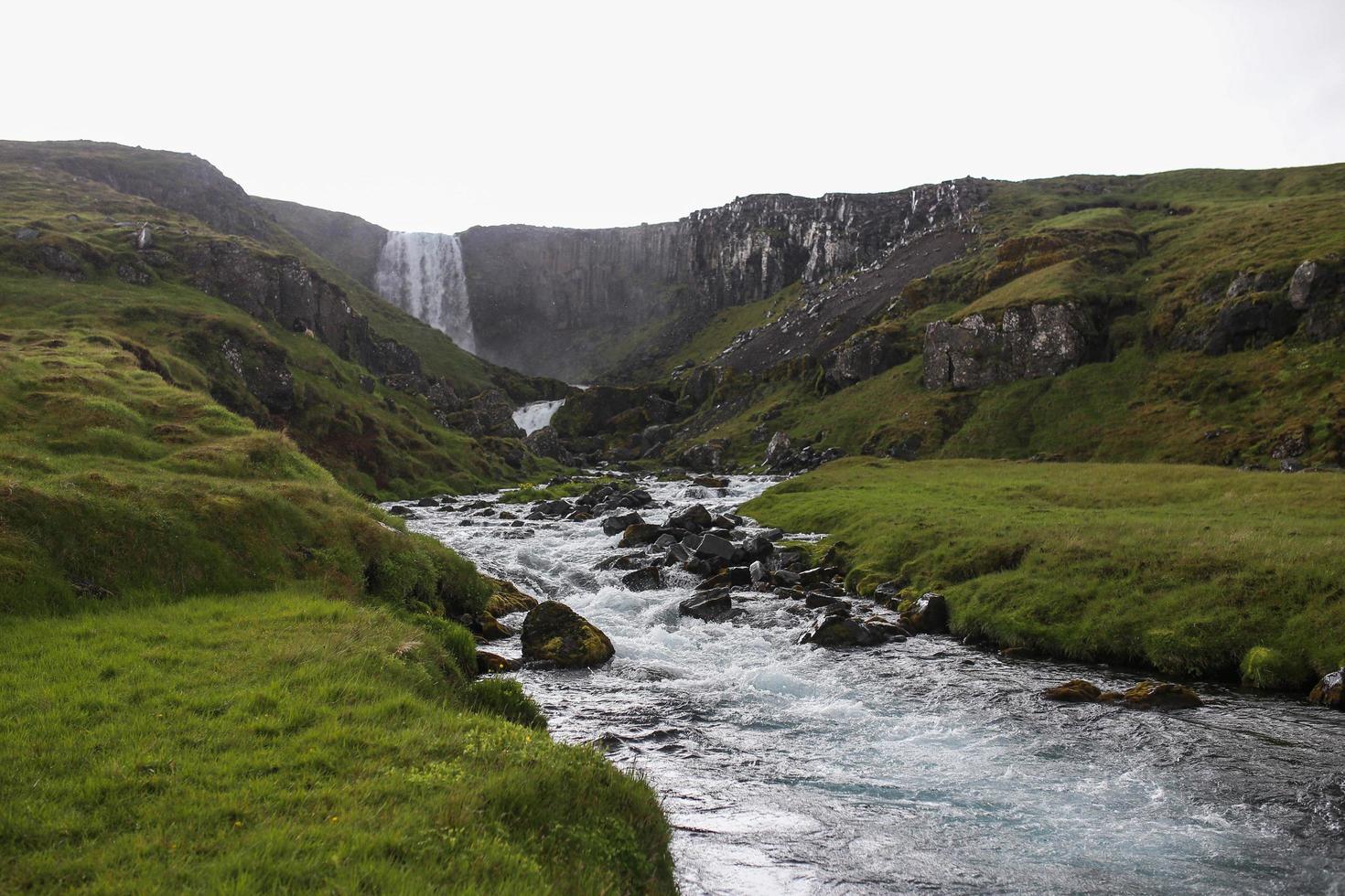 cachoeira no anel viário na Islândia foto