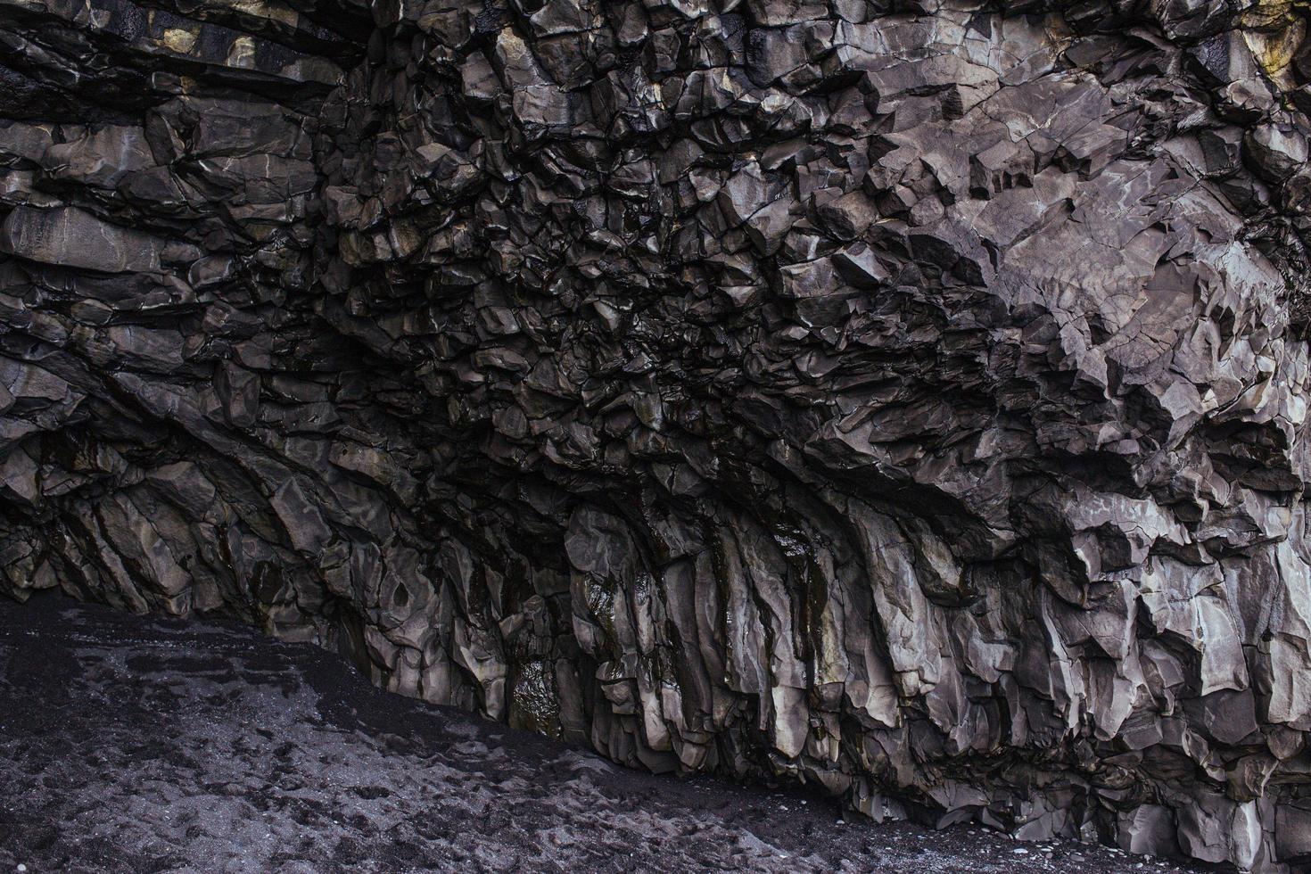 incrível caverna rochosa na Islândia foto