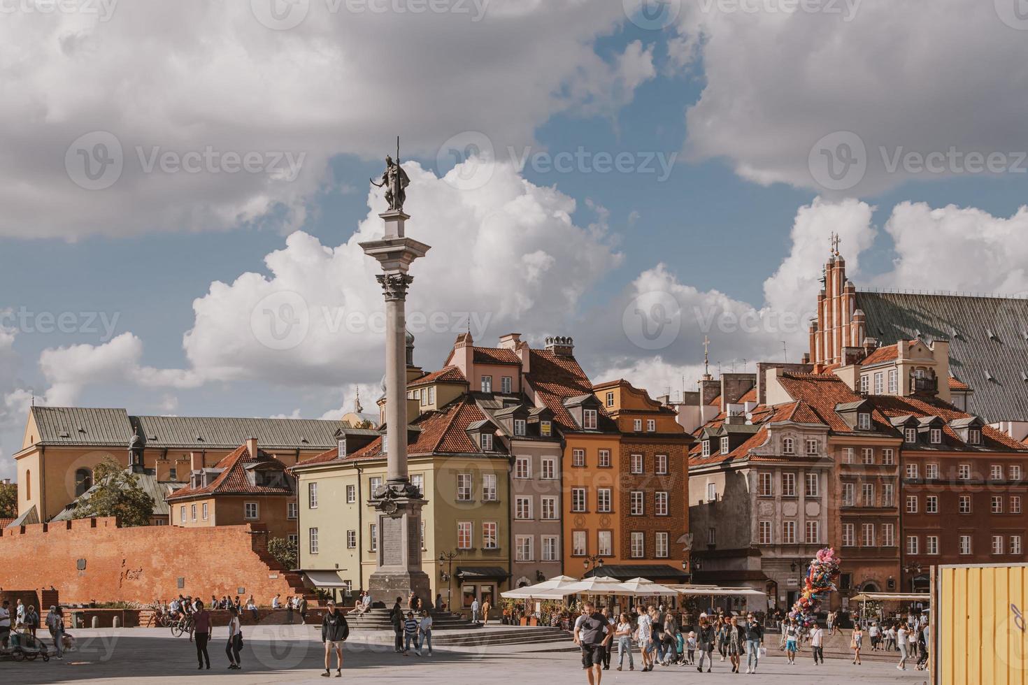 panorama a partir de a quadrado do a velho Cidade do Varsóvia dentro Polônia com a real castelo e cortiço casas foto