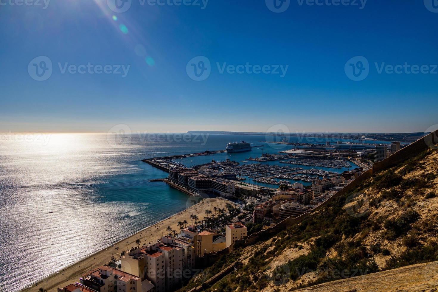 panorama do a cidade do alicante panorama a partir de a ponto de vista do a cidade e a porta em uma caloroso ensolarado dia foto