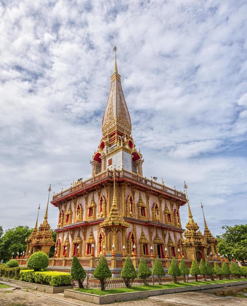 Wat cha long templo em phuket, tailândia foto
