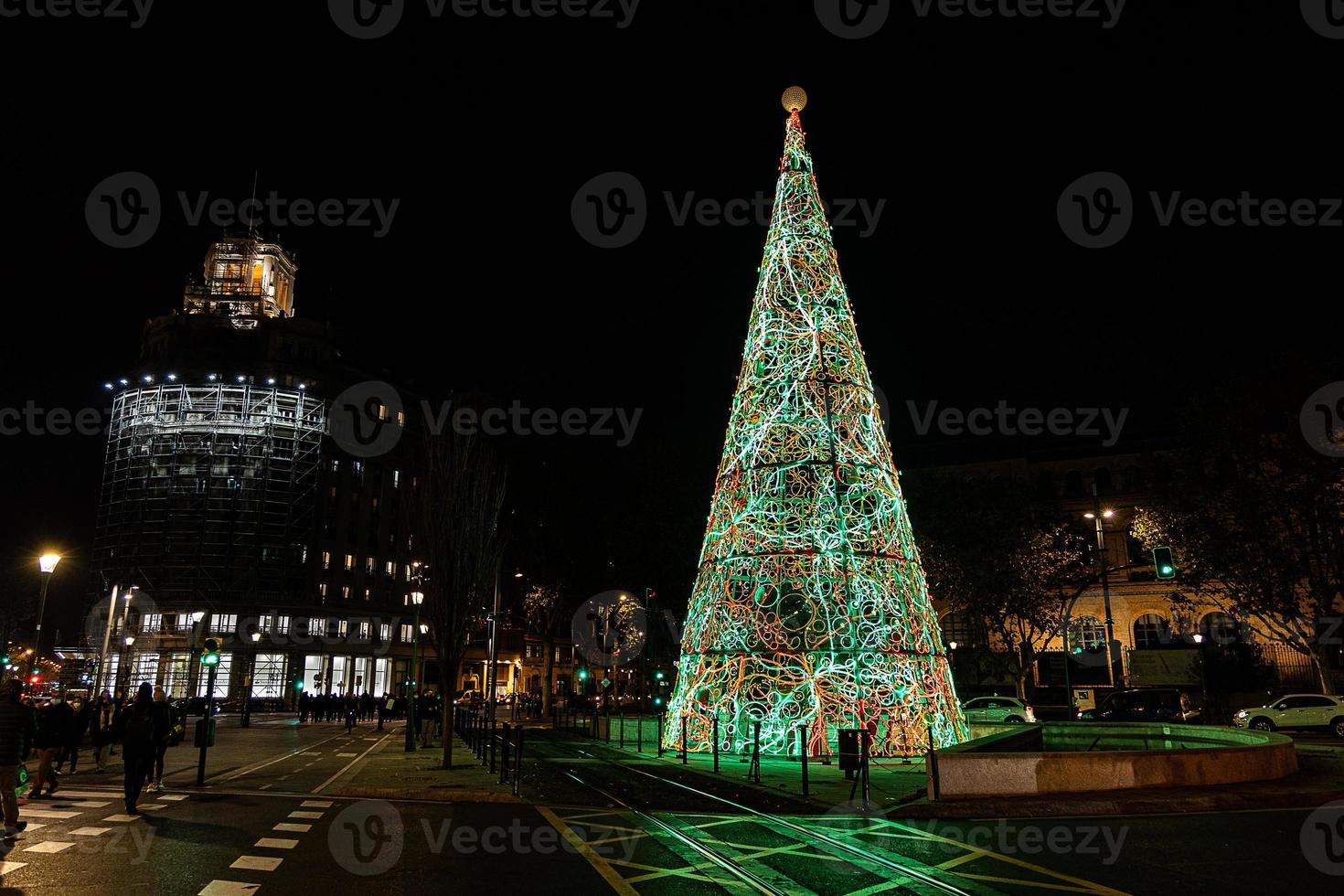 original Natal iluminação às noite dentro a espanhol cidade do Zaragoza foto