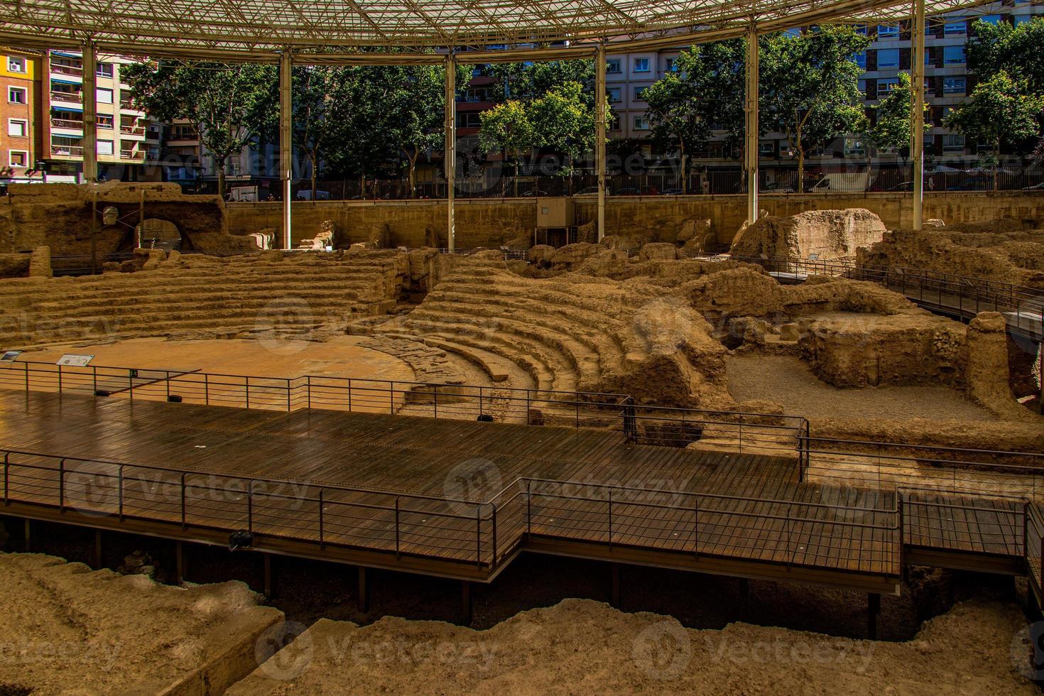 lindo ruínas do a antigo romano anfiteatro dentro Zaragoza Espanha museo del teatro de cesaraugusta foto