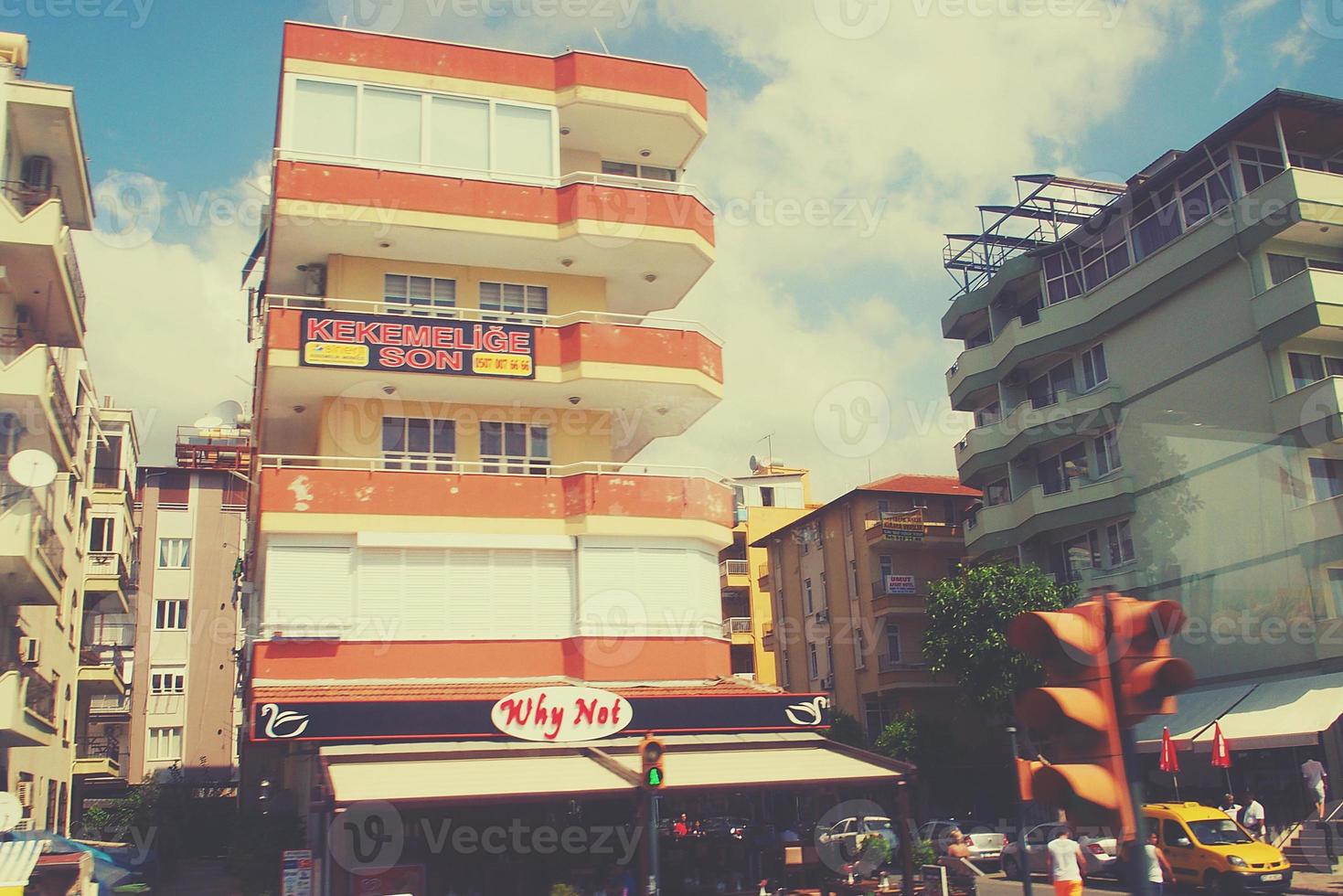 interessante original turco ruas e casas dentro a cidade do alanya foto