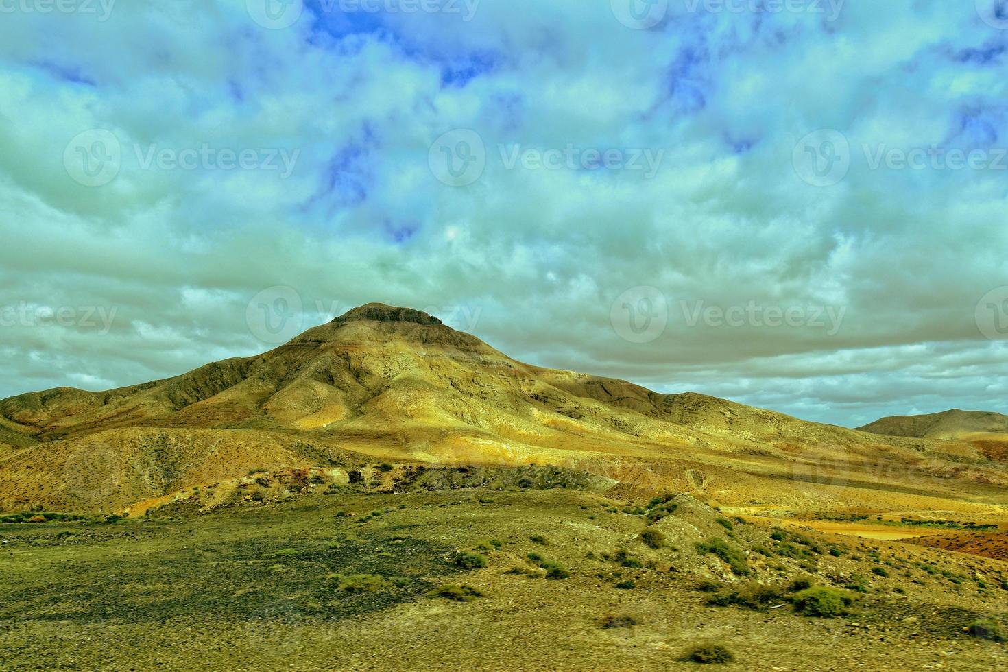 esvaziar misterioso montanhoso panorama a partir de a Centro do a canário ilha espanhol fuerteventura com uma nublado céu foto