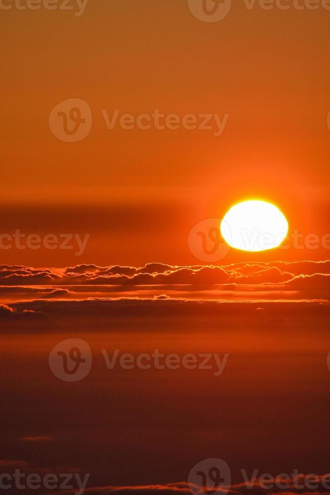 céu colorido ao pôr do sol foto