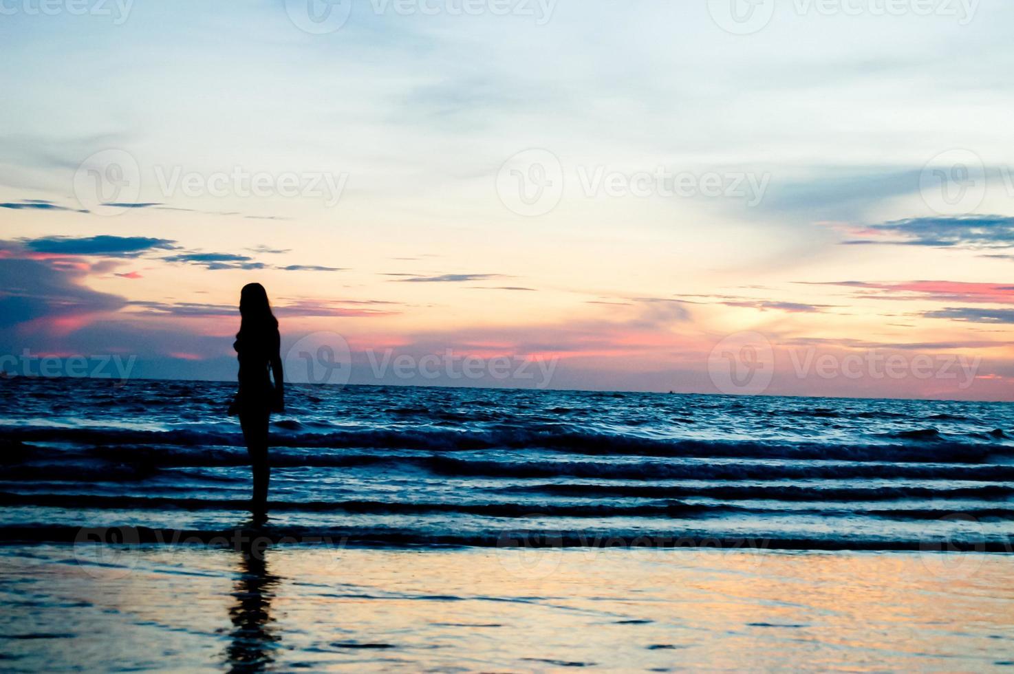 pôr do sol sobre o mar foto