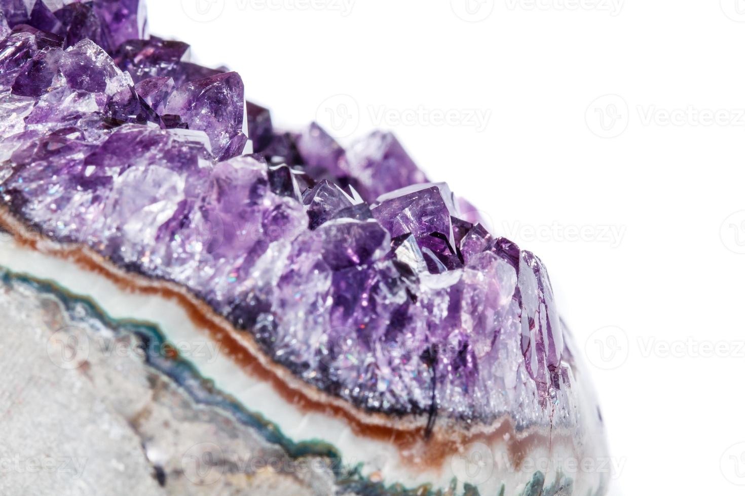 drusa de cristal ametista macro mineral em fundo branco foto