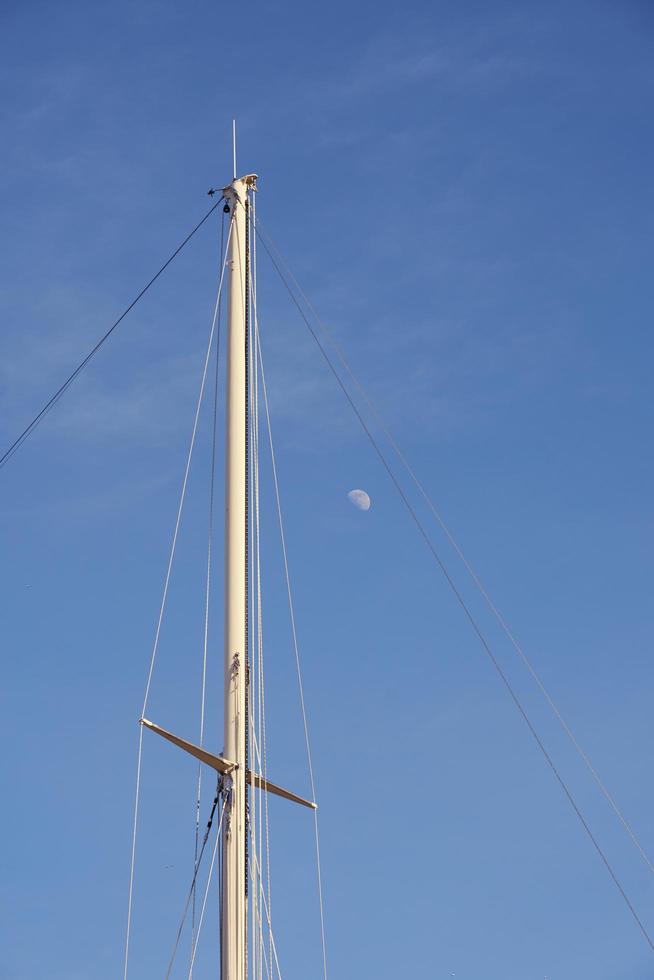 mastro do barco contra o céu foto